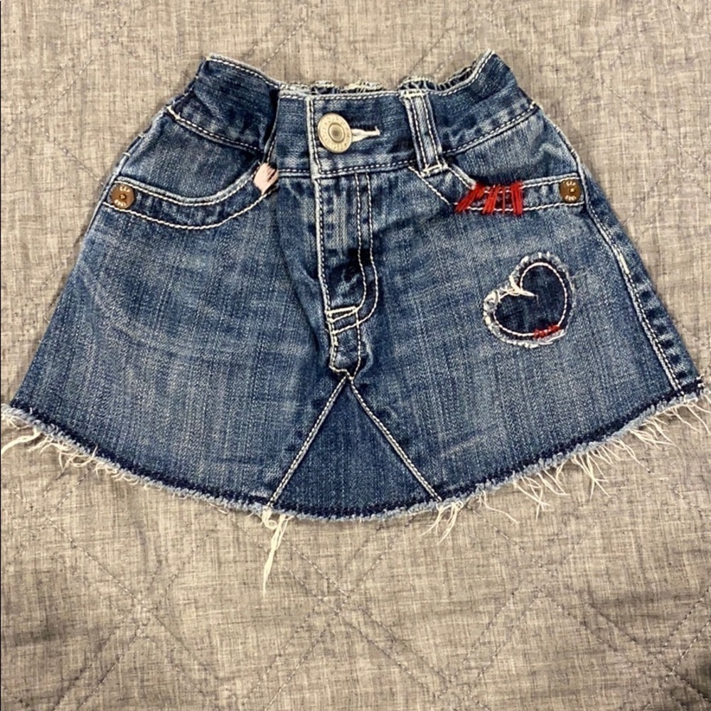 Gap EUC Adorable skirt with heart patch